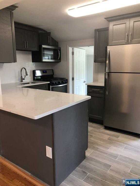 3-33 31st St #2ndFL - Photo 4 of 12
