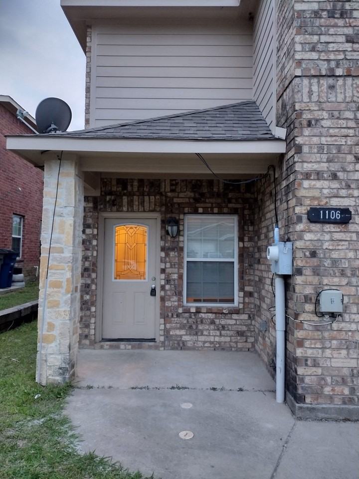 1106 Parkway Trl - Photo 2 of 11