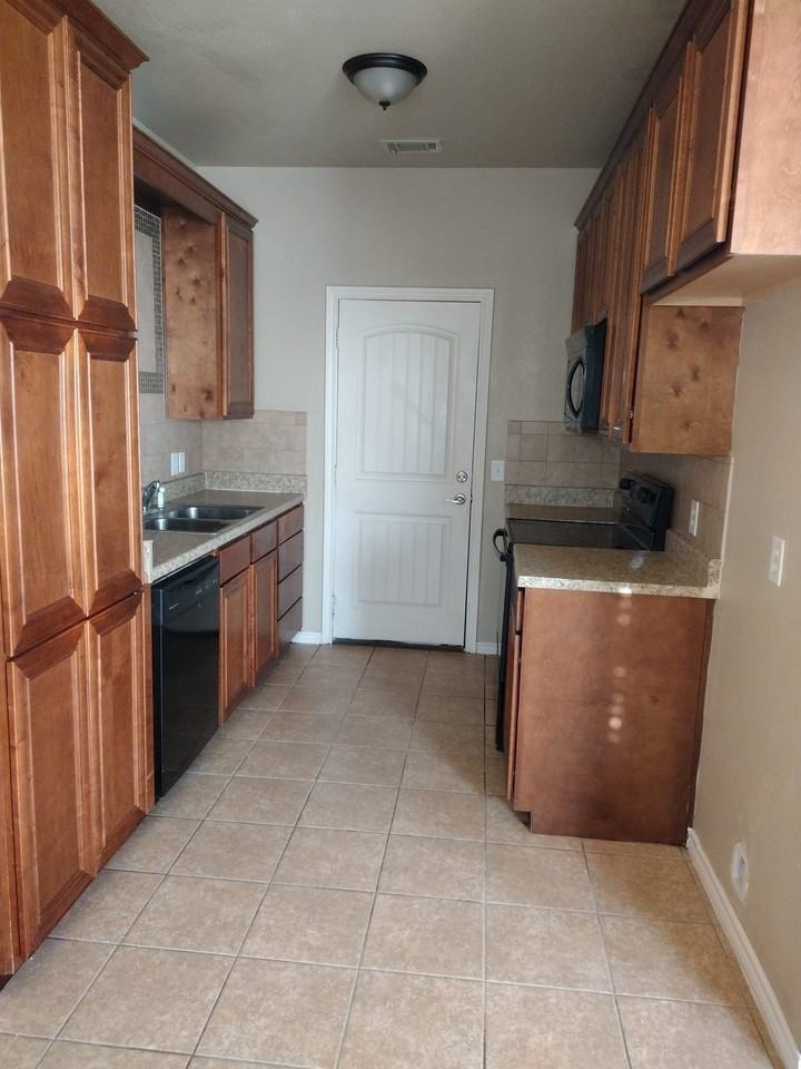 1106 Parkway Trl - Photo 4 of 11