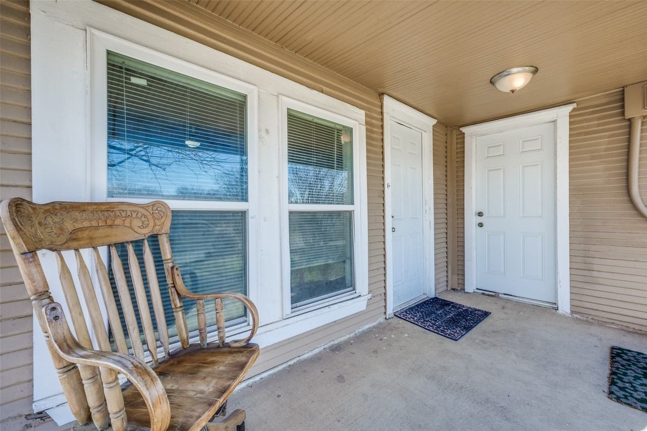 701 Lakey St - Photo 4 of 25
