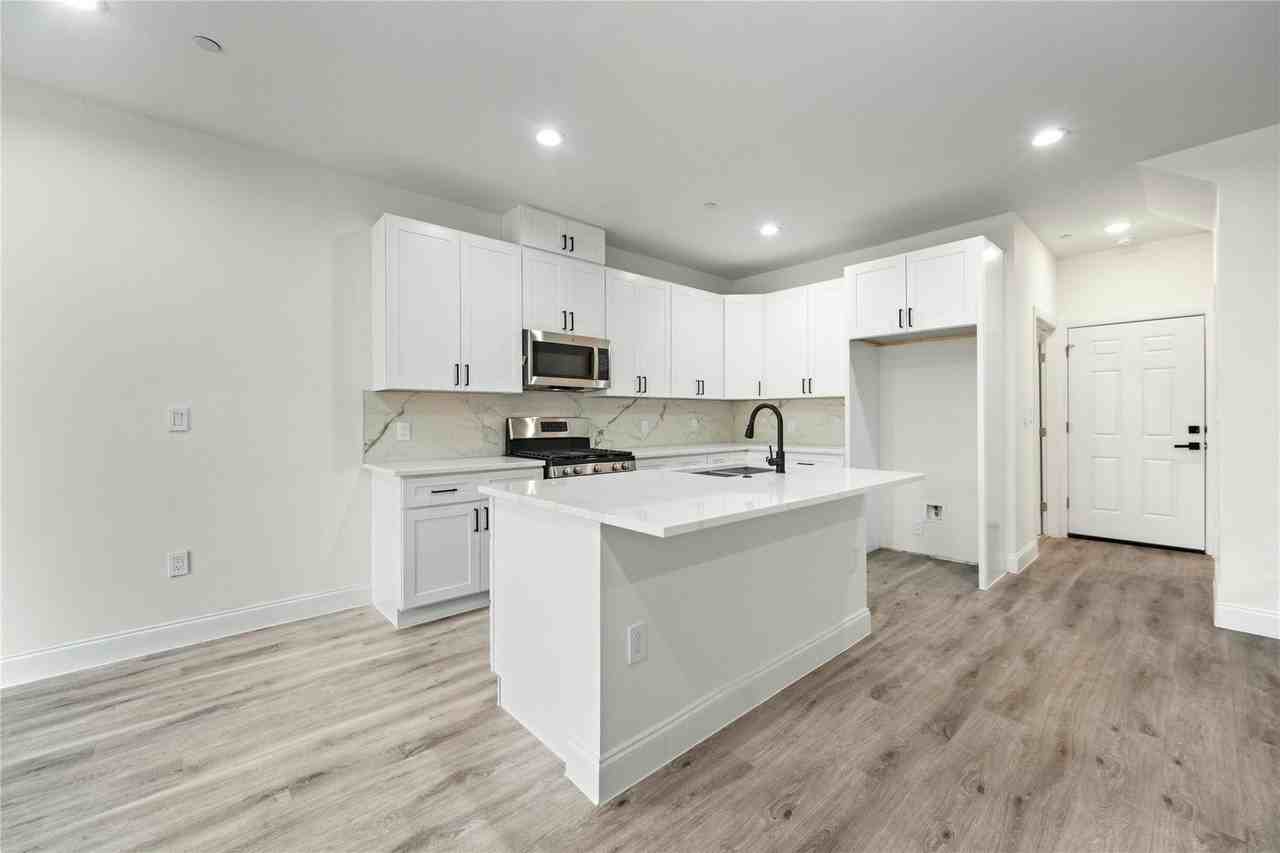 6238 Dewitt St - Photo 4 of 21