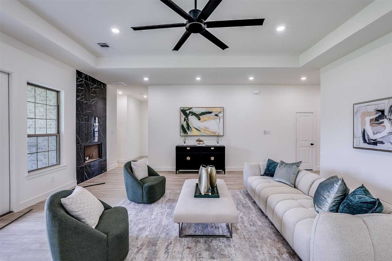 1601 Sea Breeze Ct - Photo 3 of 18
