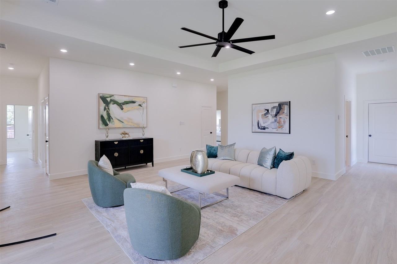 1601 Sea Breeze Ct - Photo 4 of 18