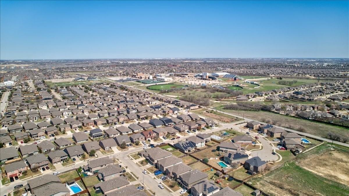 6233 Skysail Rd - Photo 4 of 30