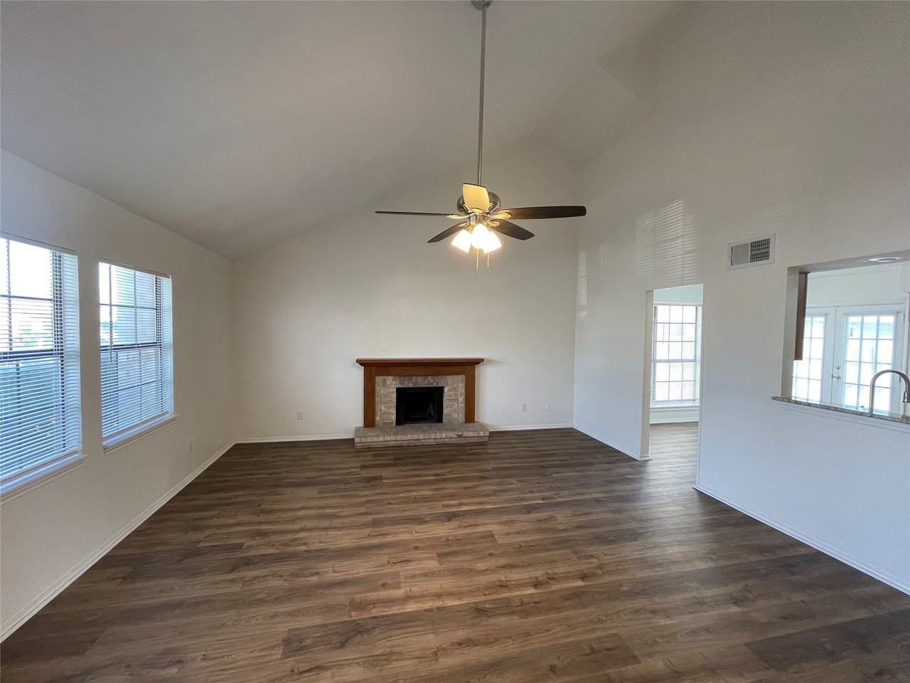 1513 Liberty Ln - Photo 4 of 11