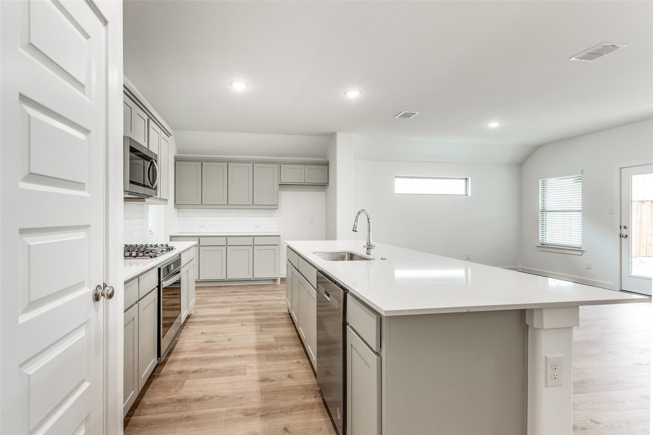 4923 Bellhurst Dr - Photo 4 of 25