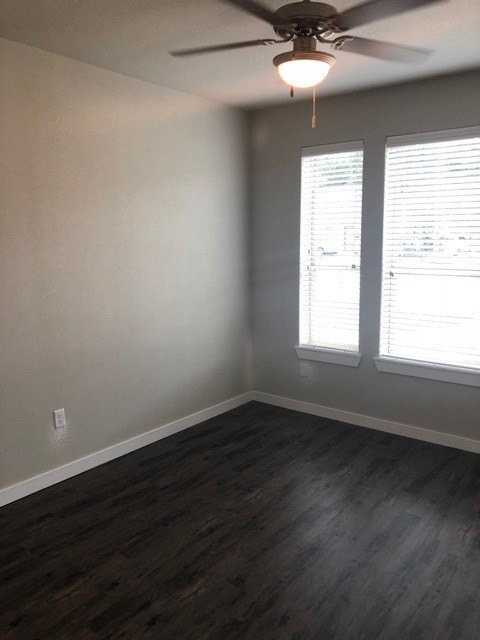 2309 N Elm St - Photo 4 of 8