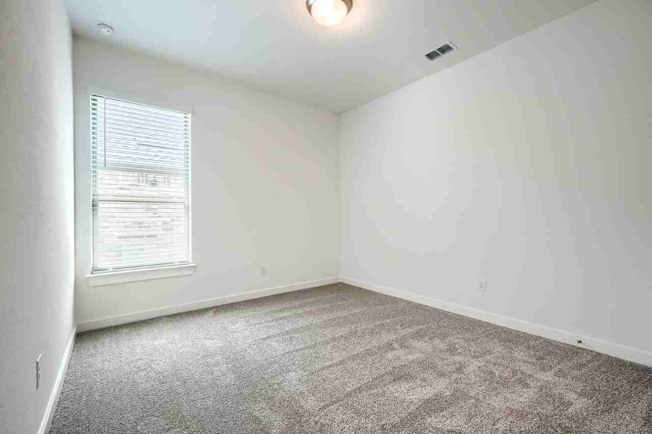 1808 Willowhurst Ln - Photo 7 of 32