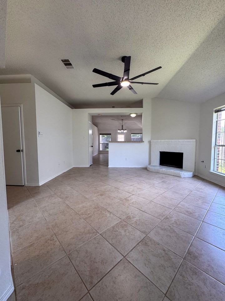 2201 Silverthorn Ln - Photo 5 of 38