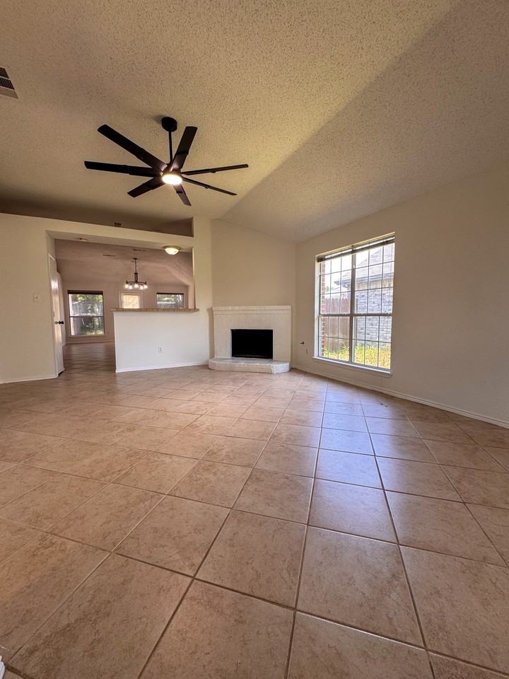 2201 Silverthorn Ln - Photo 6 of 38