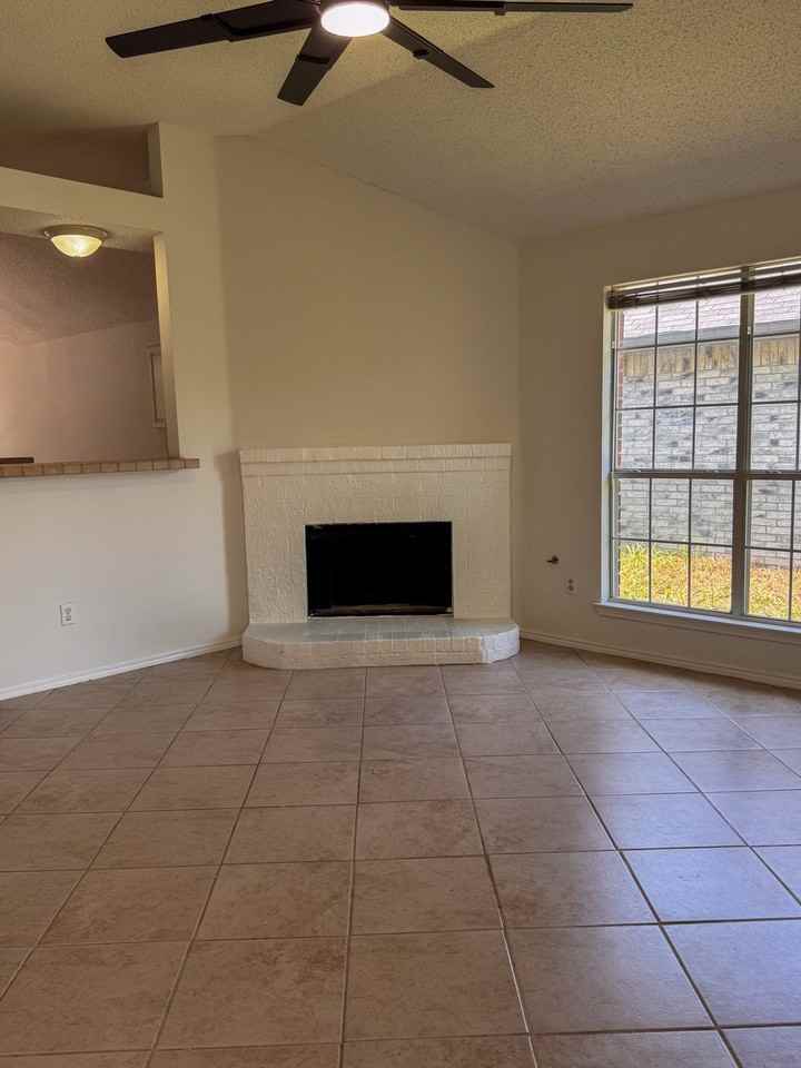 2201 Silverthorn Ln - Photo 7 of 38