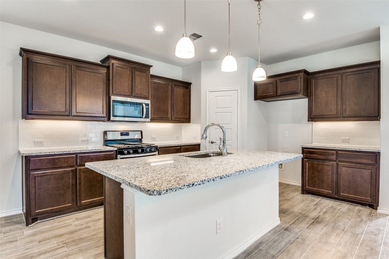 1700 Wayne Ln - Photo 3 of 8