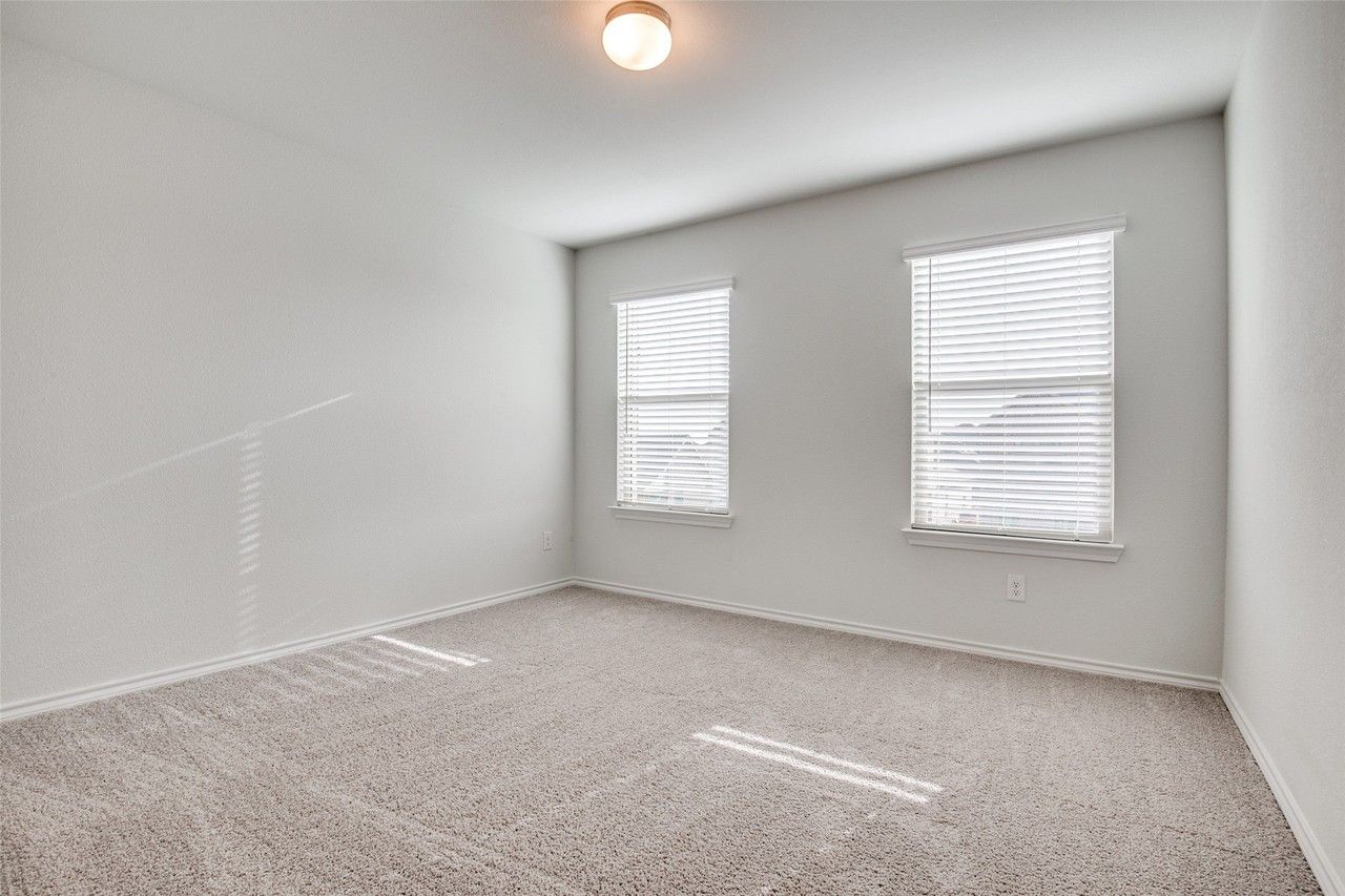 1700 Wayne Ln - Photo 5 of 8