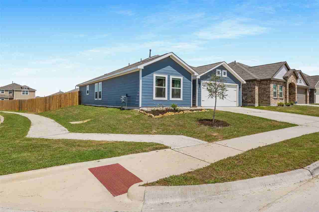 932 American Flyer Blvd - Photo 3 of 26
