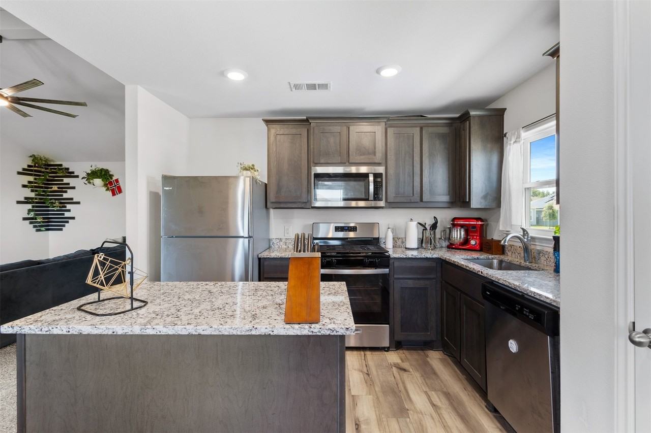 932 American Flyer Blvd - Photo 4 of 26
