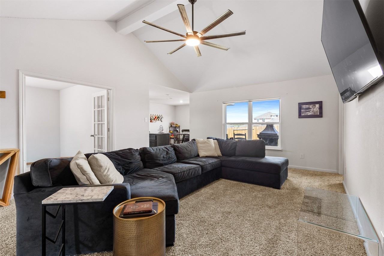 932 American Flyer Blvd - Photo 5 of 26