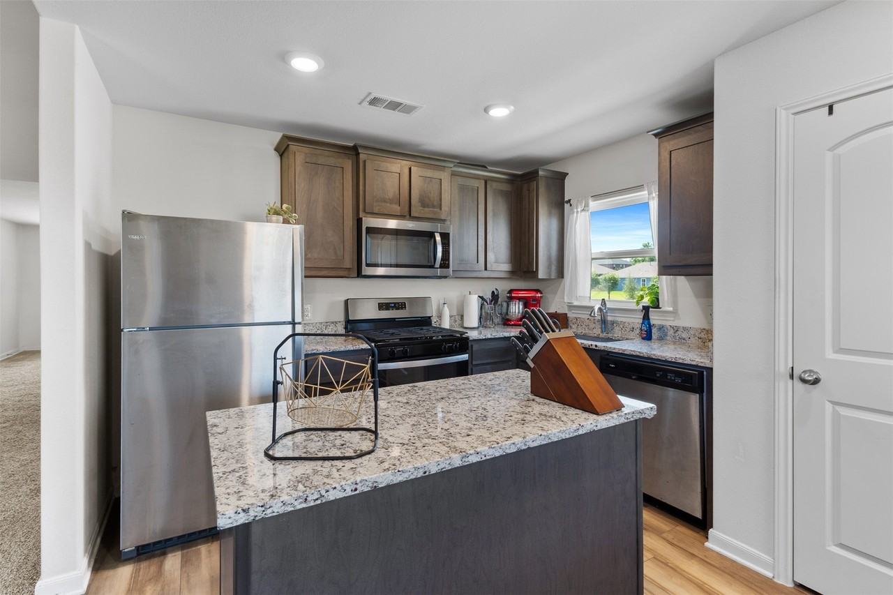 932 American Flyer Blvd - Photo 6 of 26