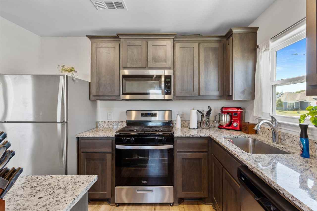 932 American Flyer Blvd - Photo 7 of 26