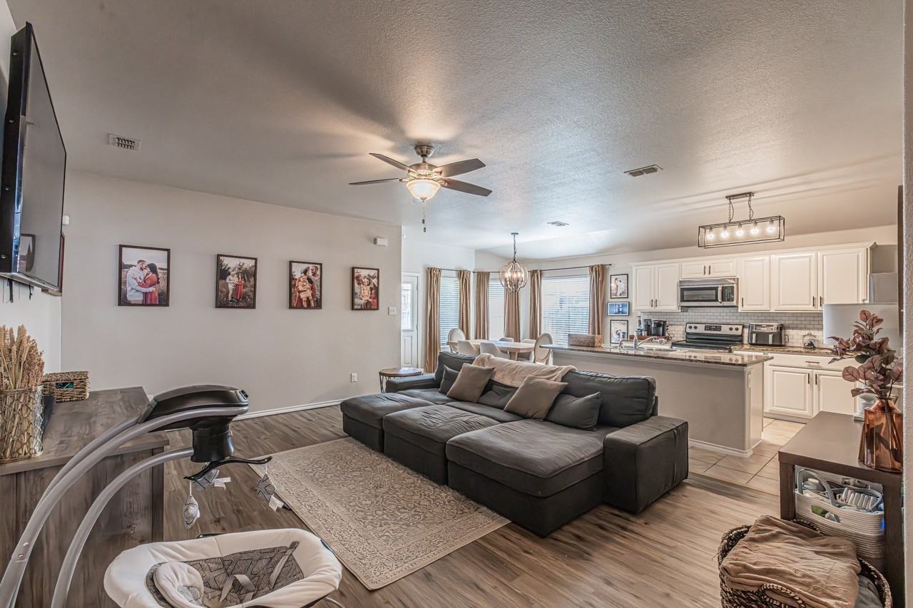 405 Calder Ln - Photo 2 of 32
