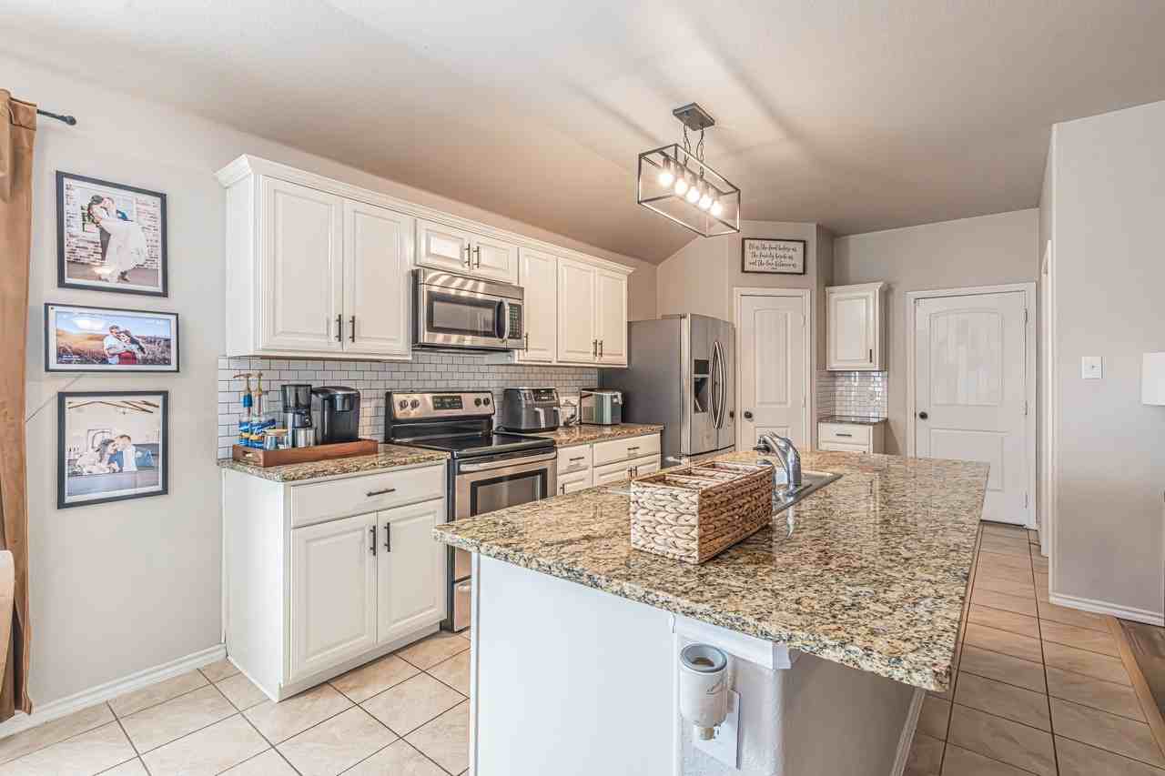 405 Calder Ln - Photo 3 of 32