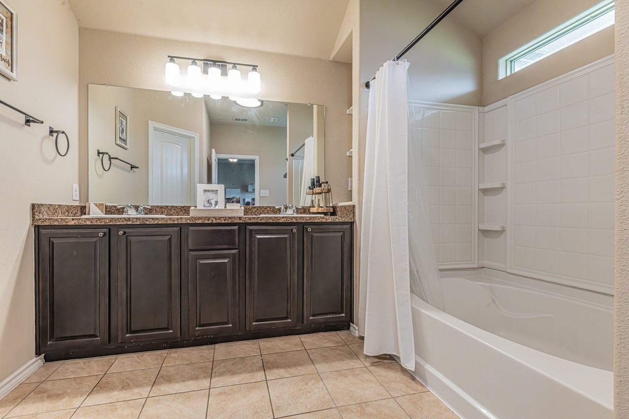 405 Calder Ln - Photo 7 of 32