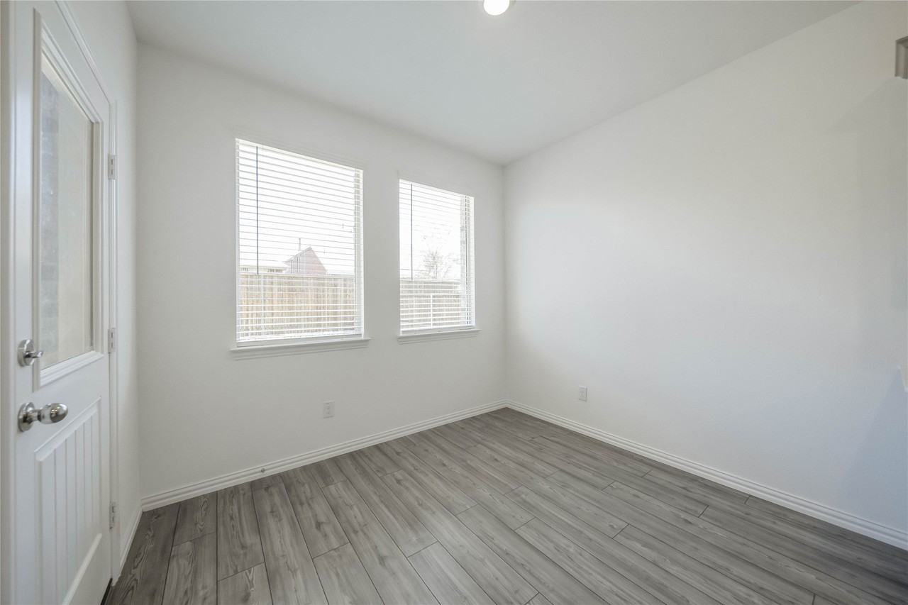 5929 Priory Dr - Photo 3 of 19