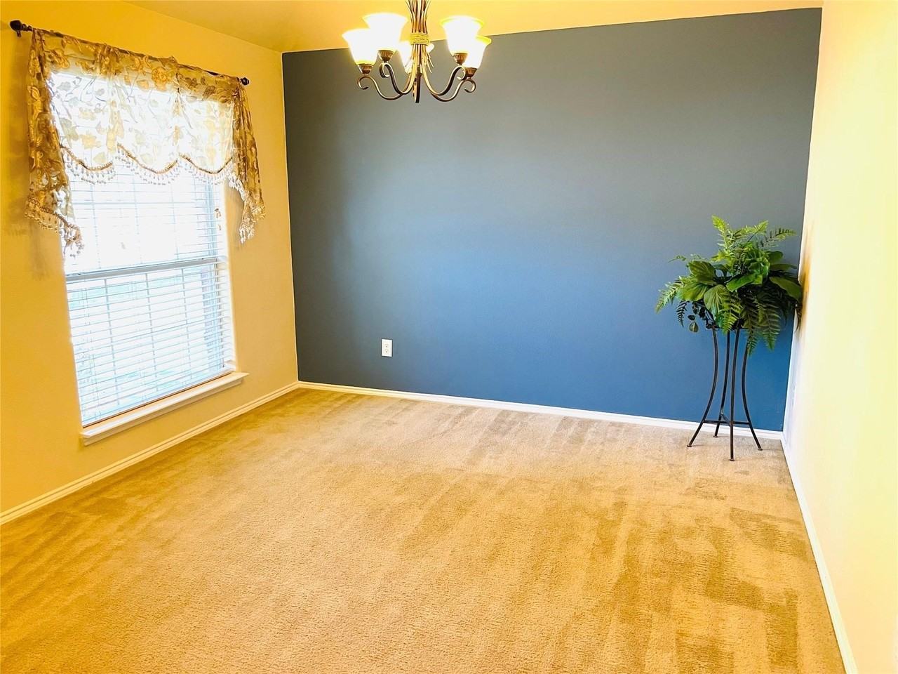 11553 Yoakum Dr - Photo 3 of 10