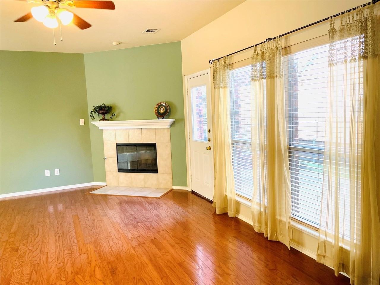 11553 Yoakum Dr - Photo 4 of 10