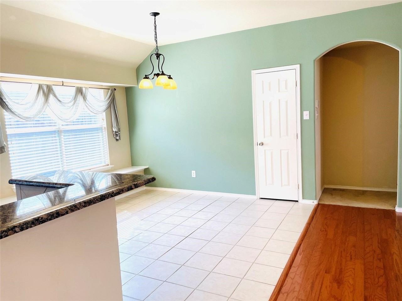 11553 Yoakum Dr - Photo 5 of 10