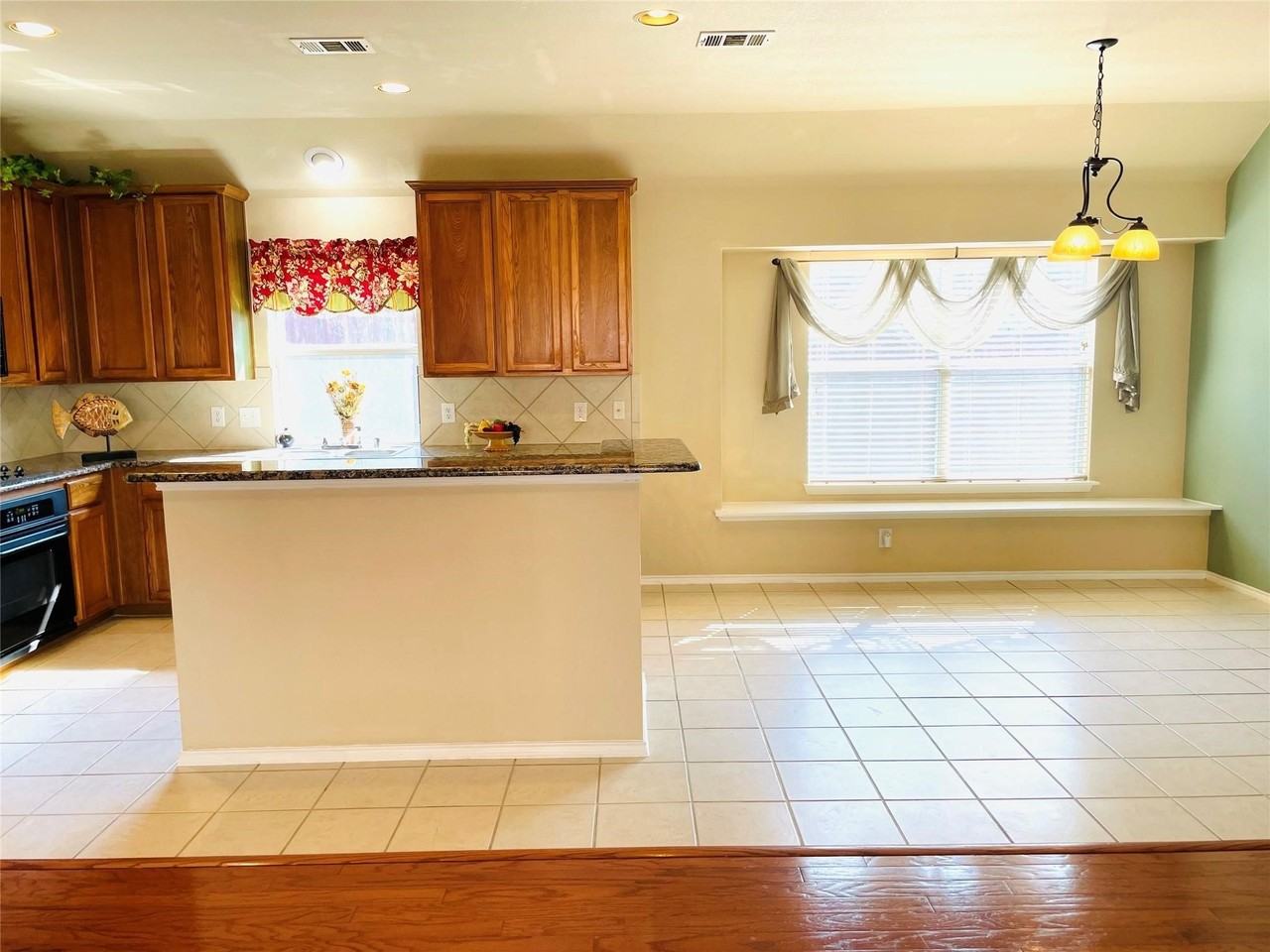 11553 Yoakum Dr - Photo 7 of 10