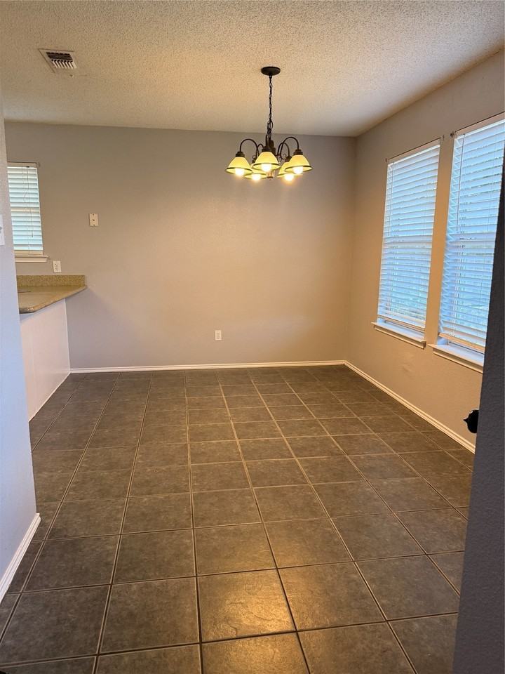 516 Lone Star St - Photo 4 of 11