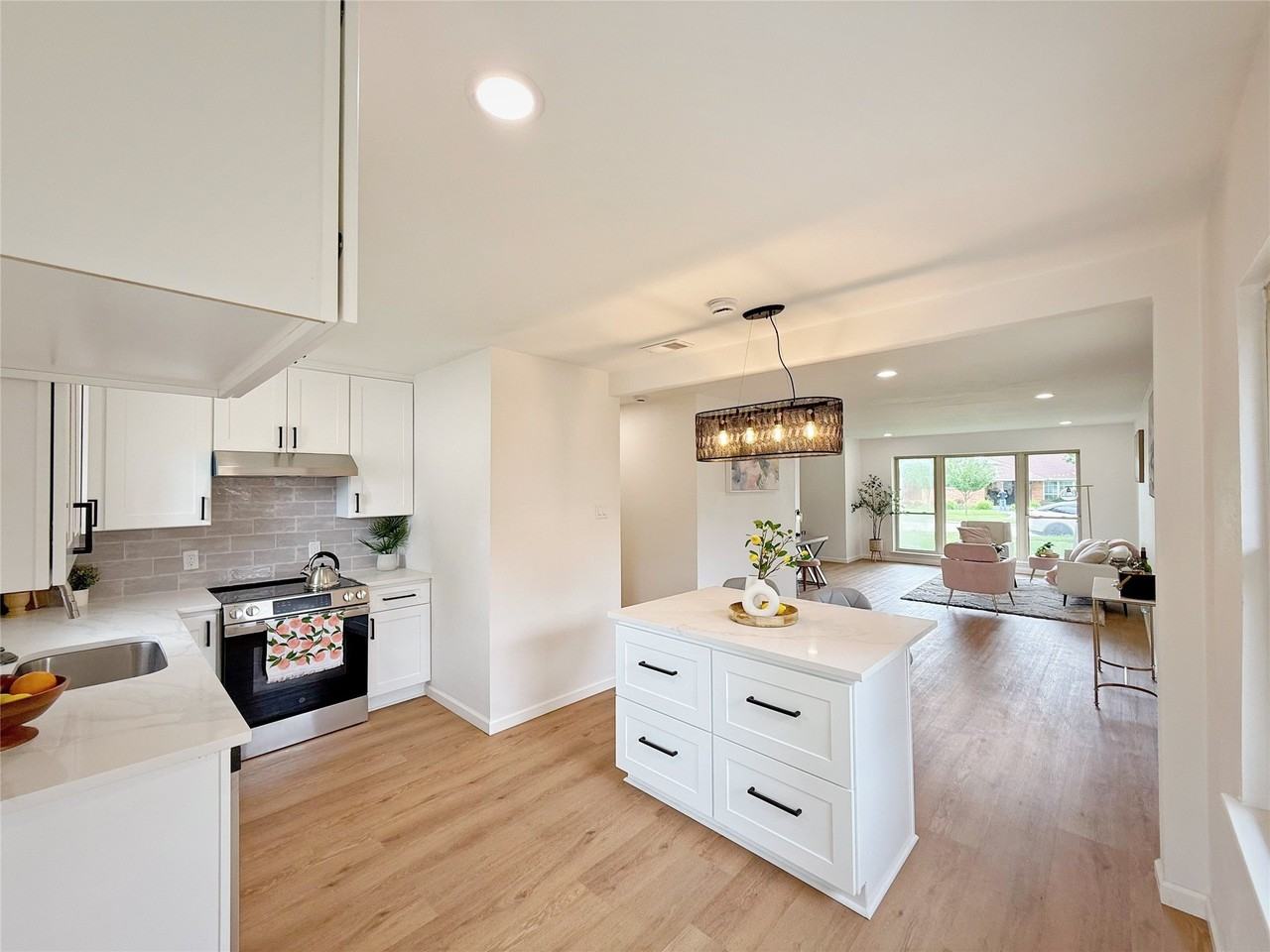 700 Dumont Dr - Photo 5 of 17