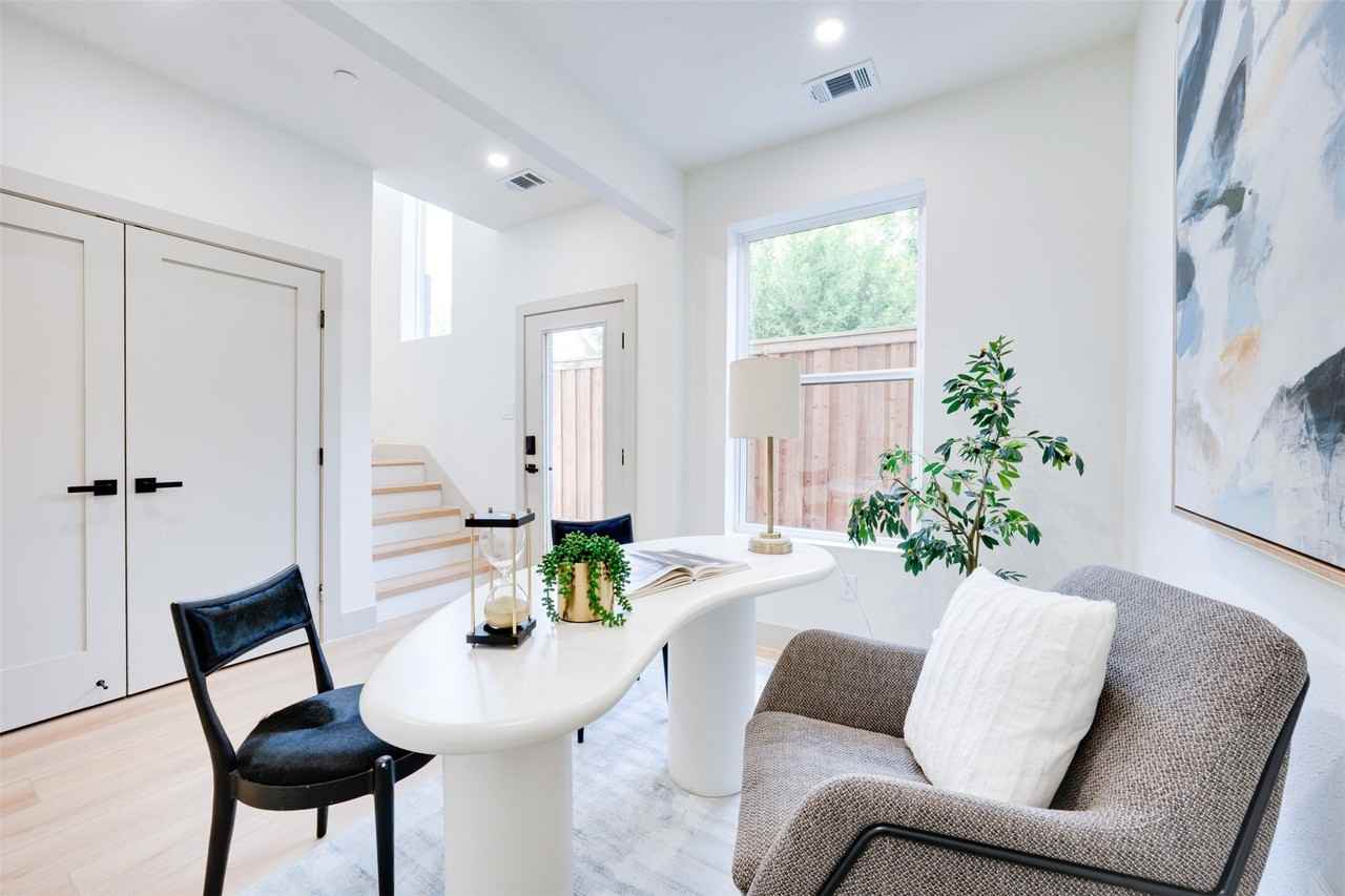 512 N Lancaster Ave #6 - Photo 3 of 37