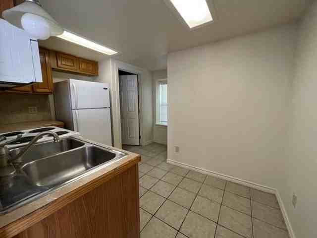 1634 Avenue D #B - Photo 5 of 10