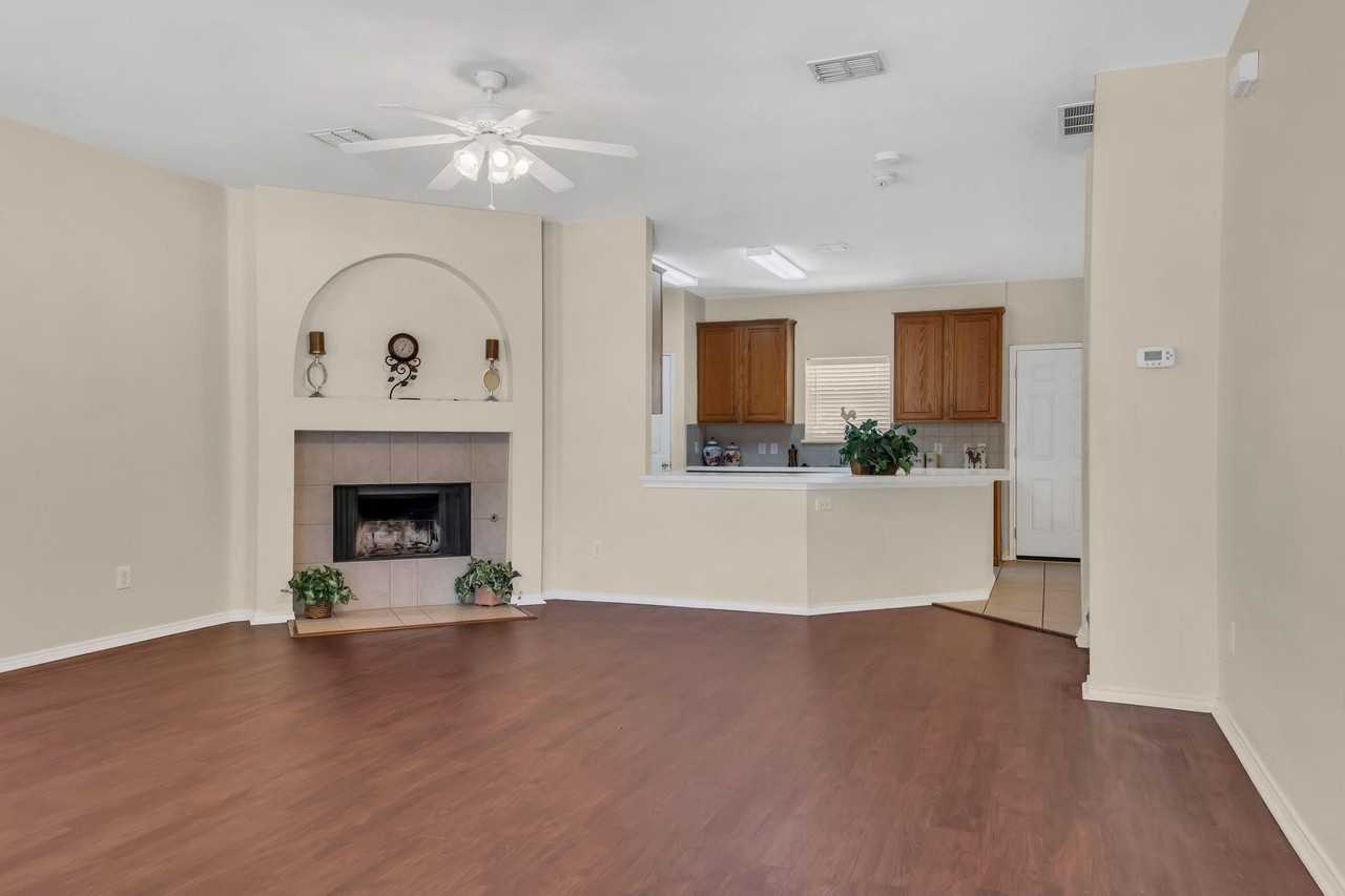 10217 Pear St - Photo 5 of 30