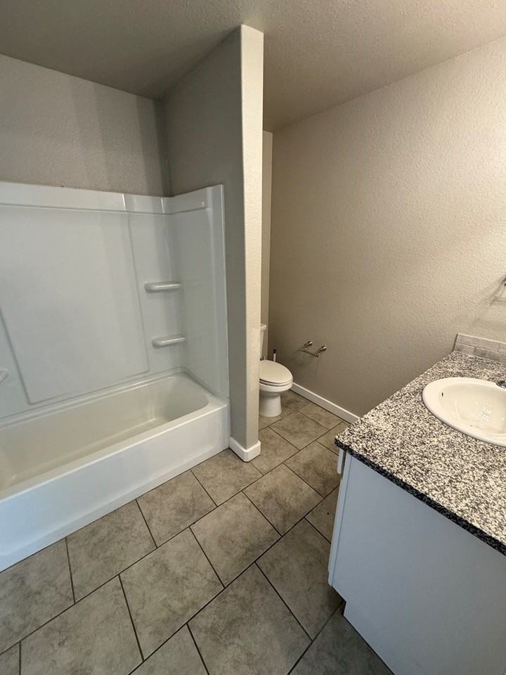 1318 E 95th St - Photo 6 of 9
