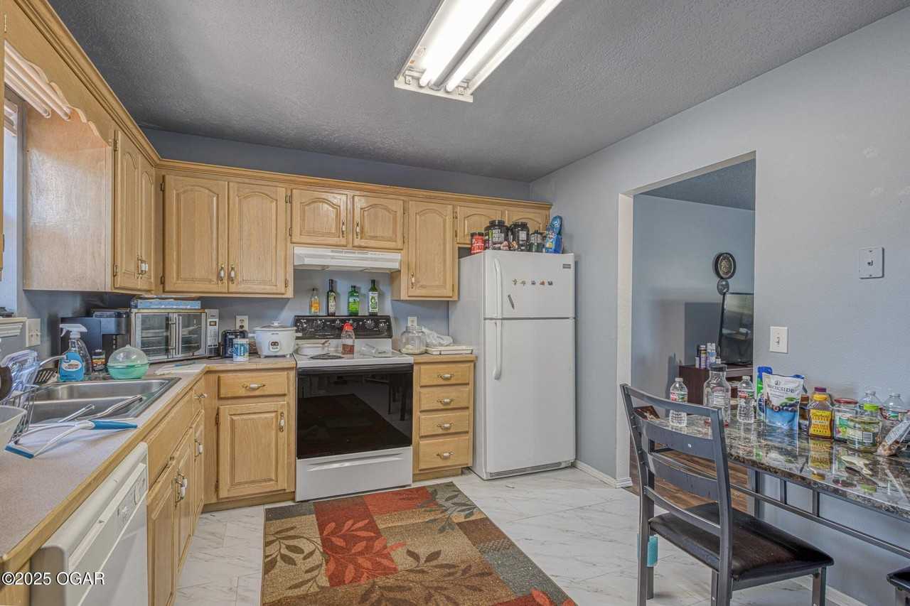 826 S Patterson Ave - Photo 3 of 5