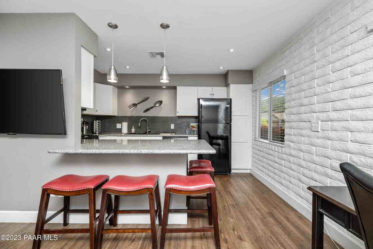 146 S Rush St #B - Photo 7 of 17