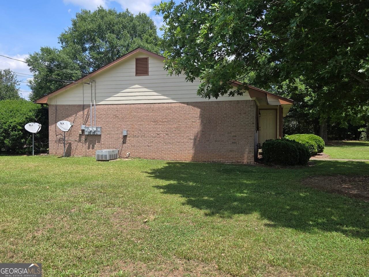 8437 Pineland Dr - Photo 3 of 17