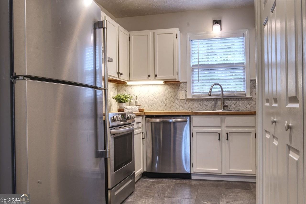 587 Wedgewood Dr - Photo 4 of 9