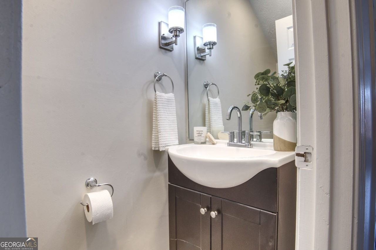 587 Wedgewood Dr - Photo 6 of 9