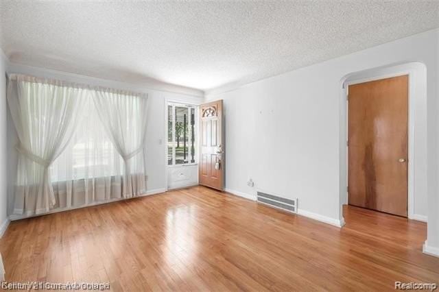 18535 Audette St - Photo 4 of 22