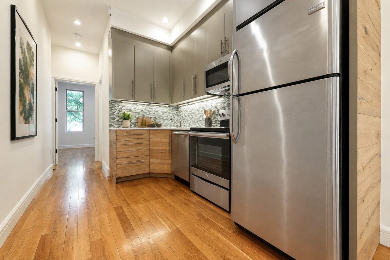 327 Manhattan Ave #1R - Photo 4 of 7
