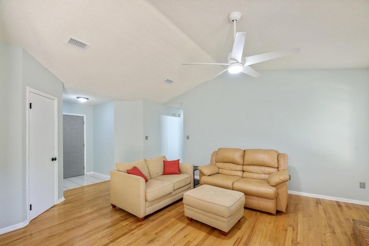 1835 Folkstone Rd - Photo 7 of 37