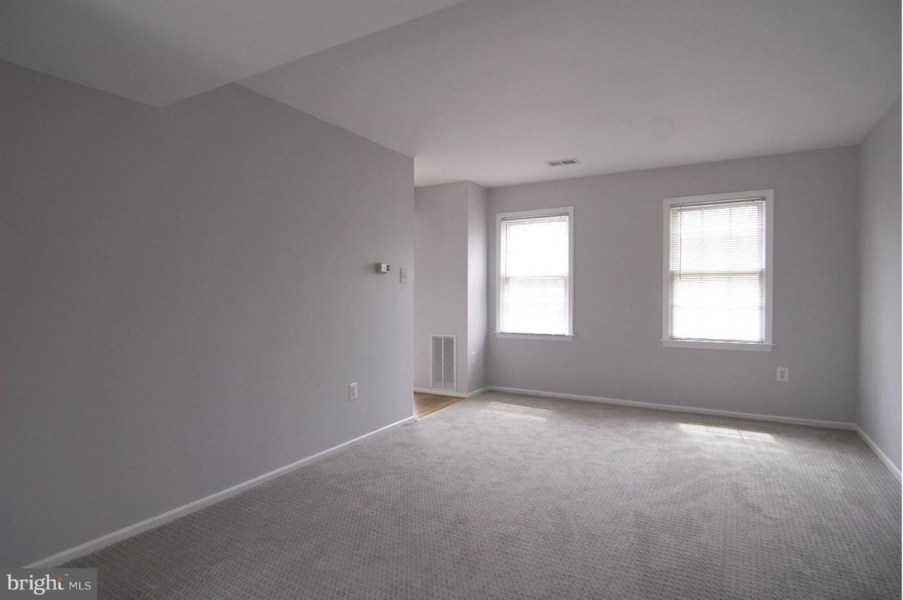 4 Chantilly Ct - Photo 3 of 39