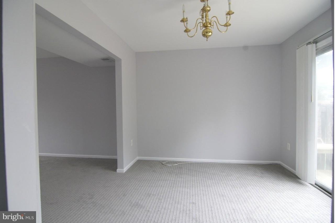 4 Chantilly Ct - Photo 5 of 39