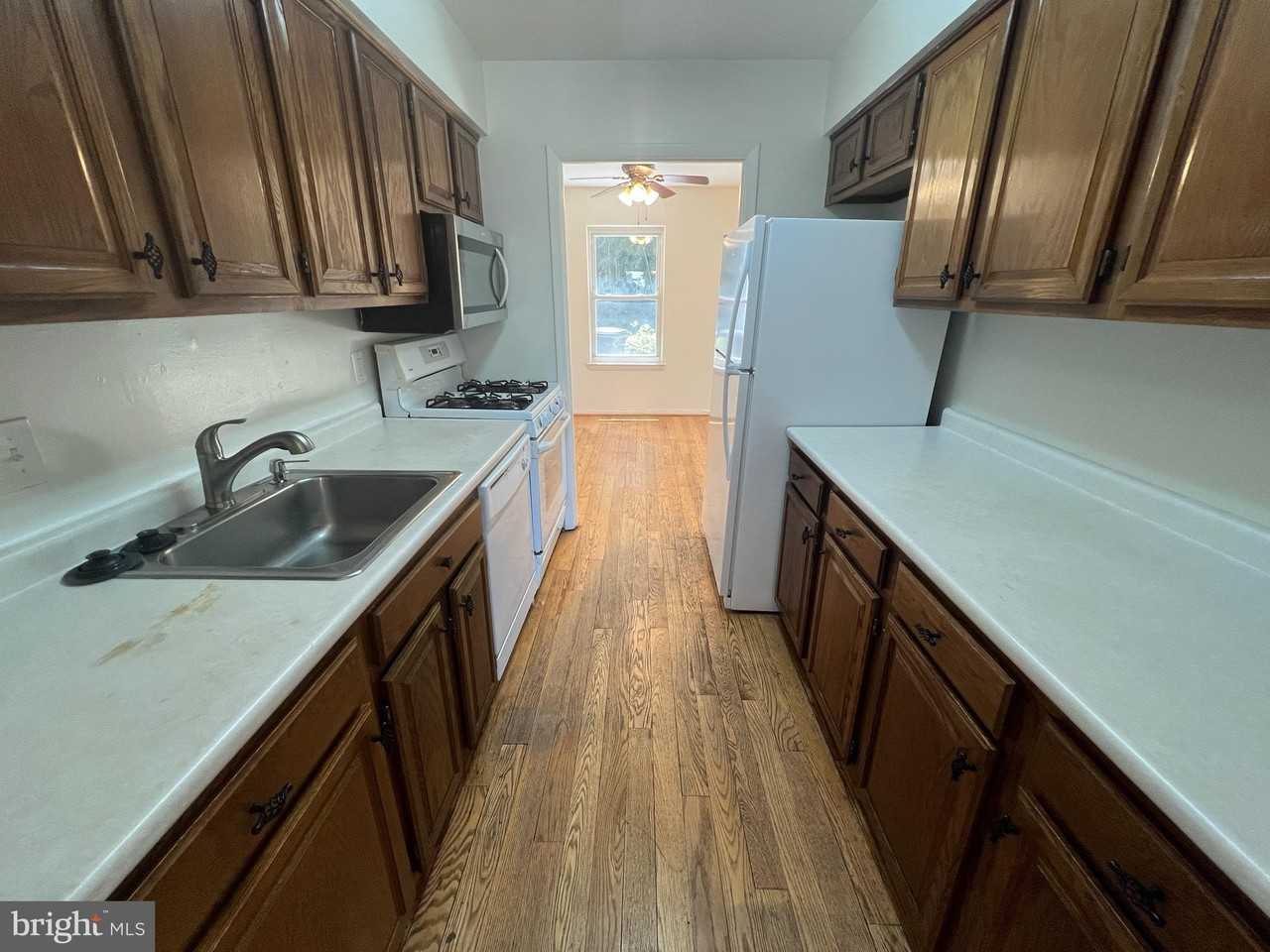 5566 Burnside Dr - Photo 3 of 31