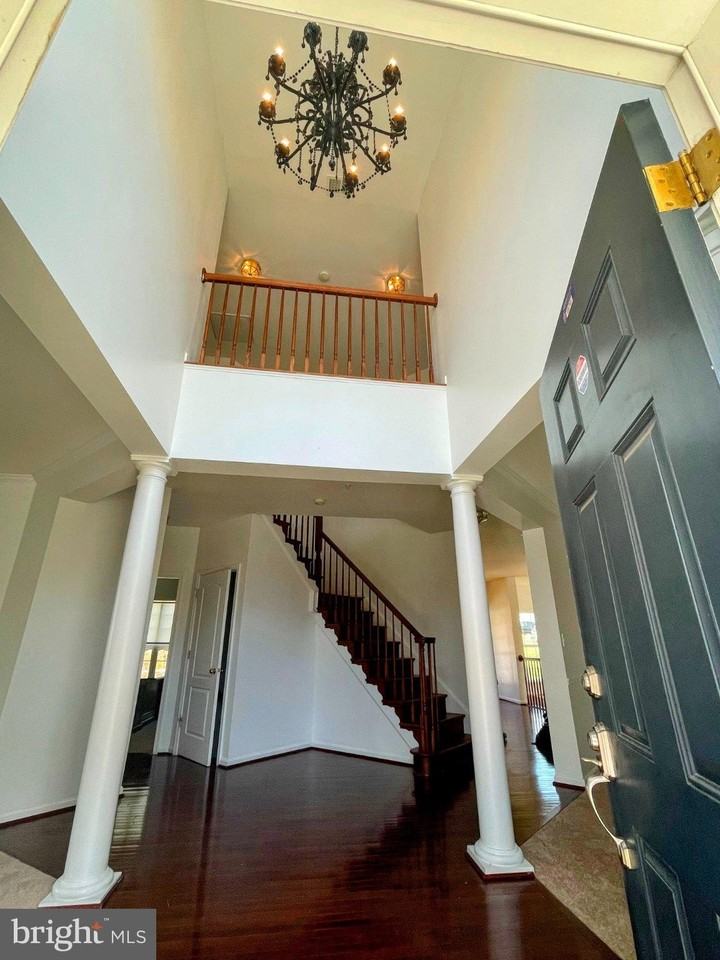 2900 Valerian Ln - Photo 4 of 25