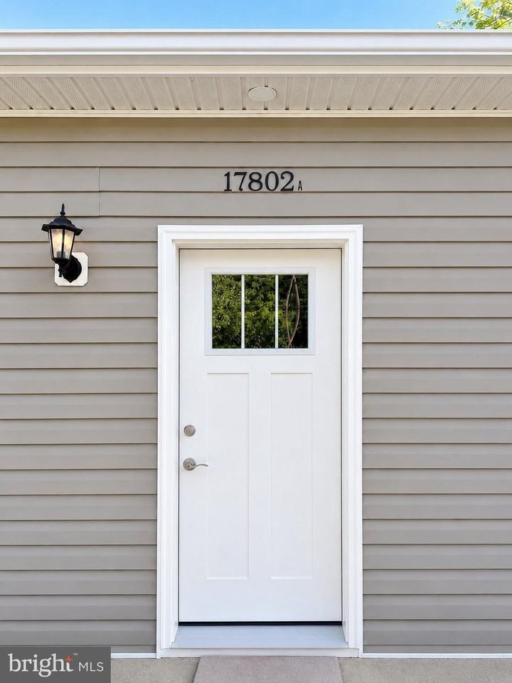 17802 Piney Point Rd - Photo 3 of 34