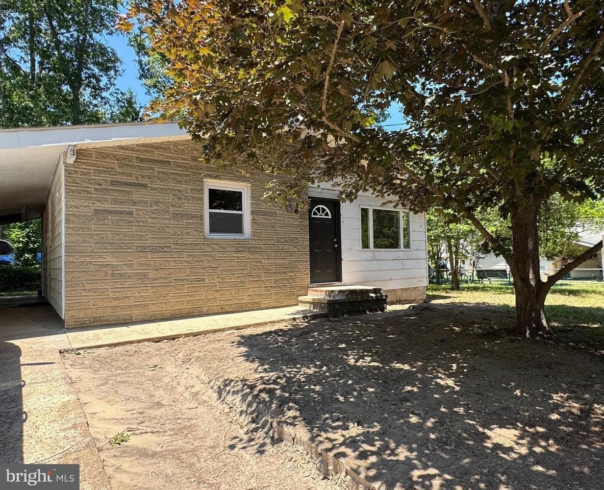 601 E Lakeshore Dr - Photo 2 of 16